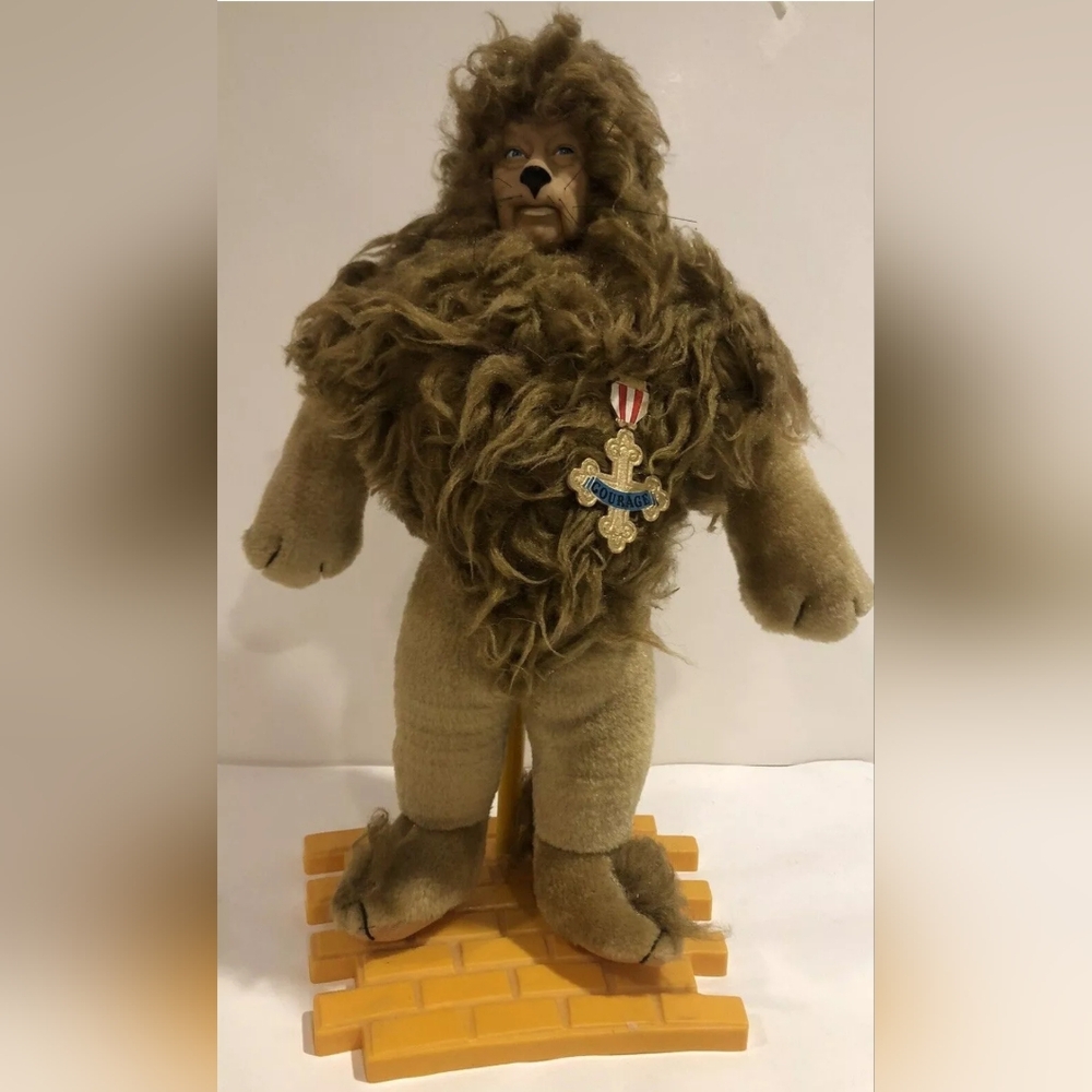 VTG 1987 Presents Wizard of OZ Cowardly Lion with Yellow Brick Road Stand